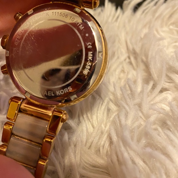 Michael Kors rose gold watch - Picture 4 of 5